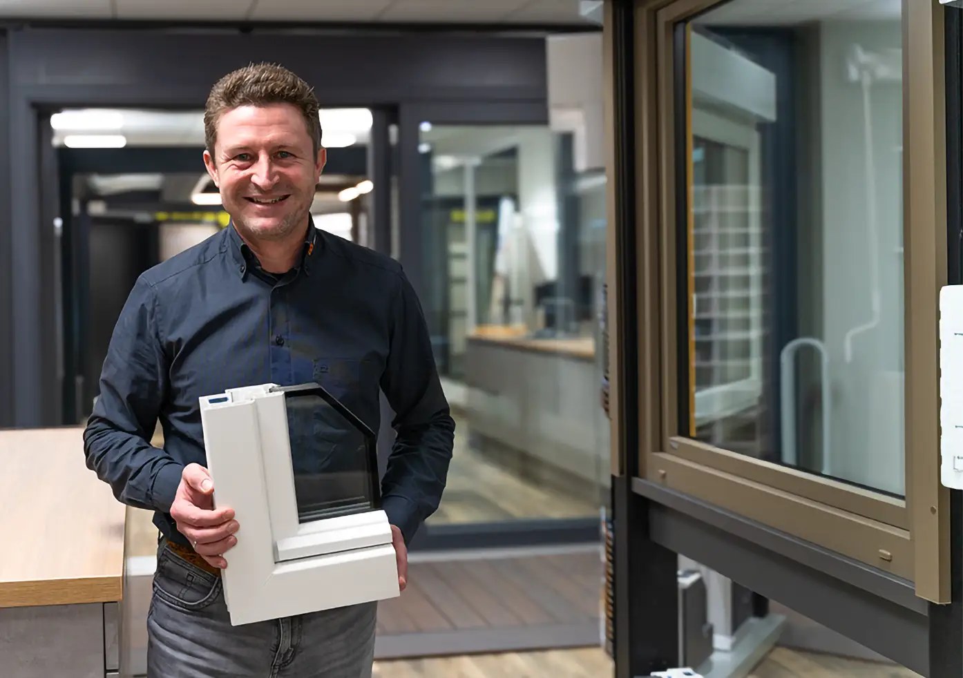 Stefan Mehlis mit einem Musterfenster in der Hand